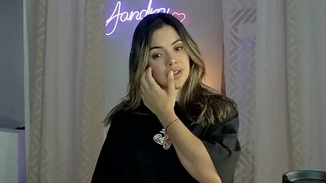 Snapshot of yandracelisofficial chatting on 02.11.25 yandracelisofficial online show from 02.11.25