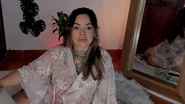 Snapshot of yandracelisofficial chatting on 02.25.25 yandracelisofficial online show from 02.25.25