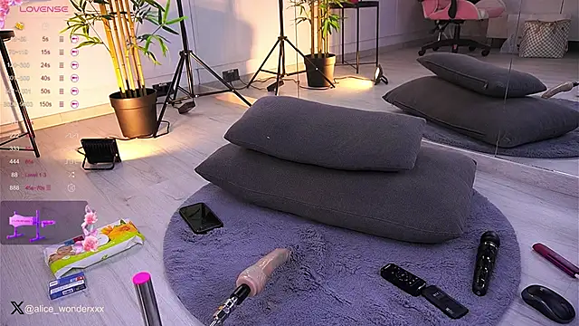 Snapshot of VanessaSimon chatting on 01.11.25 VanessaSimon online show from 01.11.25