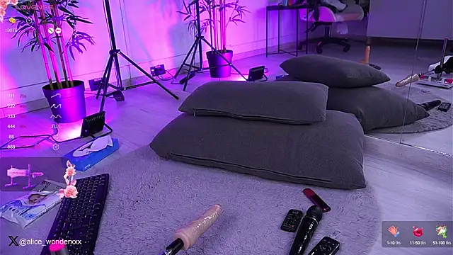 Snapshot of VanessaSimon chatting on 01.18.25 VanessaSimon online show from 01.18.25