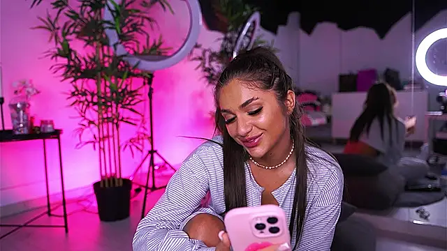 Snapshot of VanessaSimon chatting on 01.28.25 VanessaSimon online show from 01.28.25