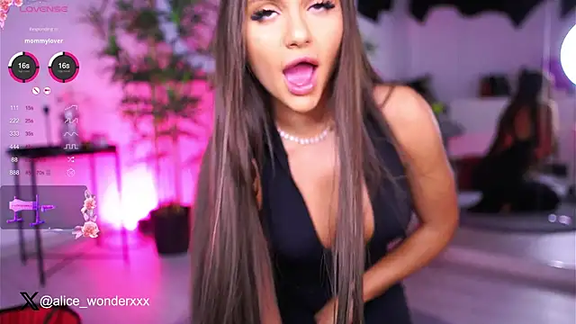Snapshot of VanessaSimon chatting on 01.30.25 VanessaSimon online show from 01.30.25
