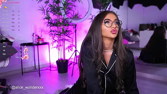 Snapshot of VanessaSimon chatting on 02.02.25 VanessaSimon online show from 02.02.25