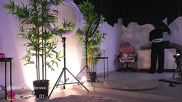 Snapshot of VanessaSimon chatting on 02.17.25 VanessaSimon online show from 02.17.25