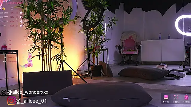 Snapshot of VanessaSimon chatting on 03.01.25 VanessaSimon online show from 03.01.25