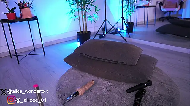 Snapshot of VanessaSimon chatting on 03.08.25 VanessaSimon online show from 03.08.25