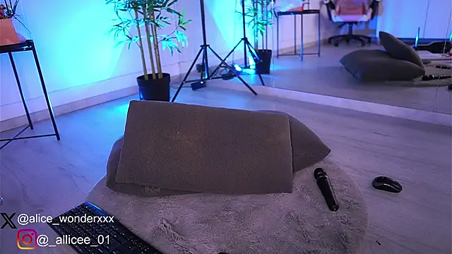 Snapshot of VanessaSimon chatting on 03.08.25 VanessaSimon online show from 03.08.25