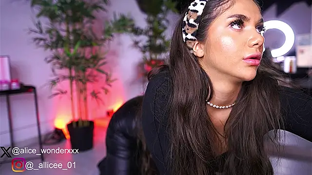 Snapshot of VanessaSimon chatting on 03.17.25 VanessaSimon online show from 03.17.25