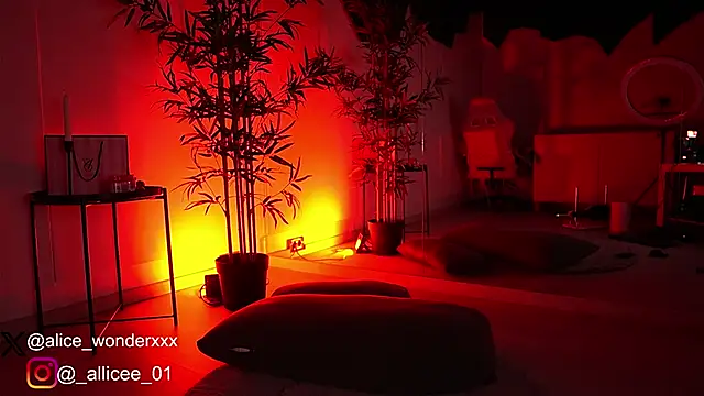 Snapshot of VanessaSimon chatting on 03.18.25 VanessaSimon online show from 03.18.25