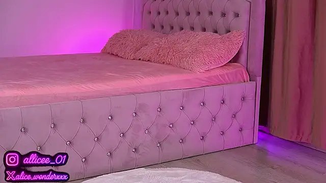 Snapshot of VanessaSimon chatting on 09.17.25 VanessaSimon online show from 09.17.25