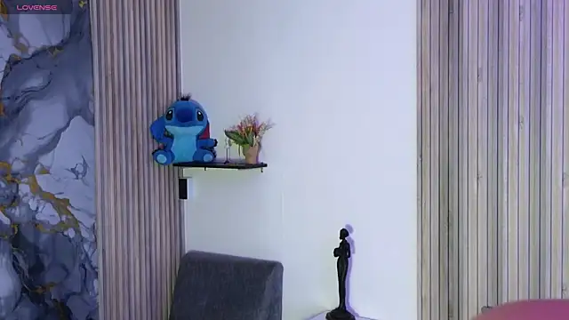 Snapshot of LissaWiild chatting on 11.21.25 LissaWiild online show from 11.21.25