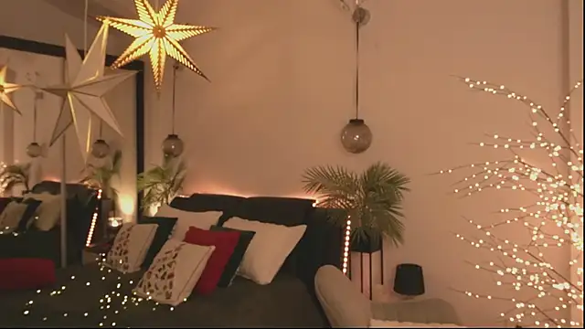 Snapshot of DaisyStacey chatting on 12.05.25 DaisyStacey online show from 12.05.25