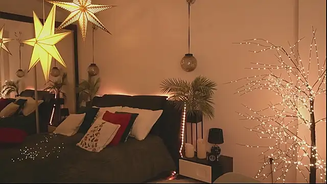 Snapshot of DaisyStacey chatting on 12.18.25 DaisyStacey online show from 12.18.25