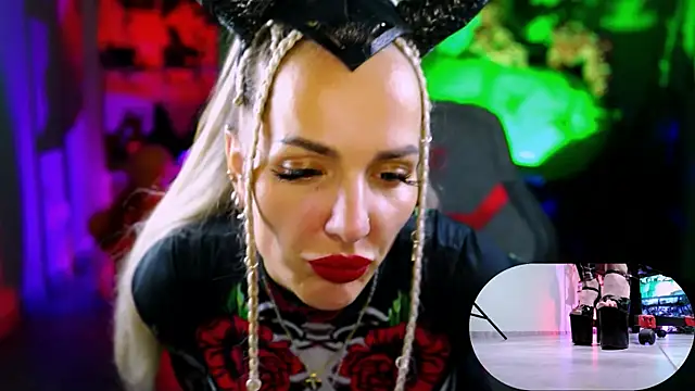 MonicaMaxwel online show from 10.31.25