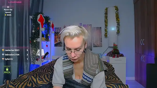 Snapshot of HelgaHimmell chatting on 12.22.24 HelgaHimmell online show from 12.22.24