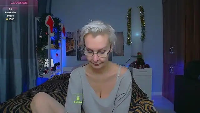 Snapshot of HelgaHimmell chatting on 12.22.24 HelgaHimmell online show from 12.22.24