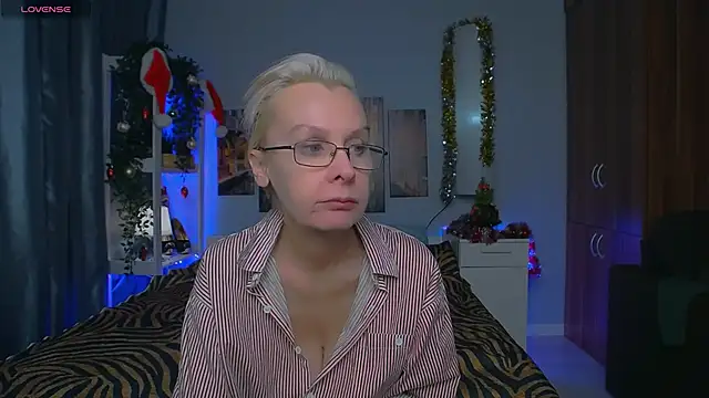 Snapshot of HelgaHimmell chatting on 01.05.25 HelgaHimmell online show from 01.05.25