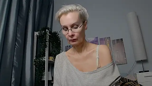 Snapshot of HelgaHimmell chatting on 01.21.25 HelgaHimmell online show from 01.21.25