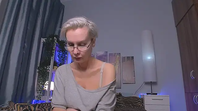 Snapshot of HelgaHimmell chatting on 01.27.25 HelgaHimmell online show from 01.27.25