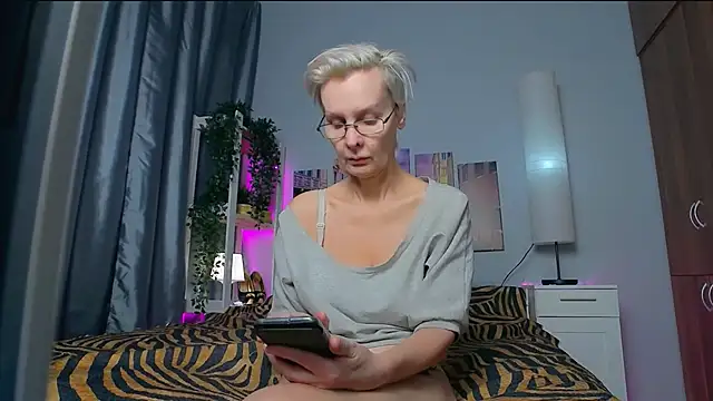 Snapshot of HelgaHimmell chatting on 01.31.25 HelgaHimmell online show from 01.31.25