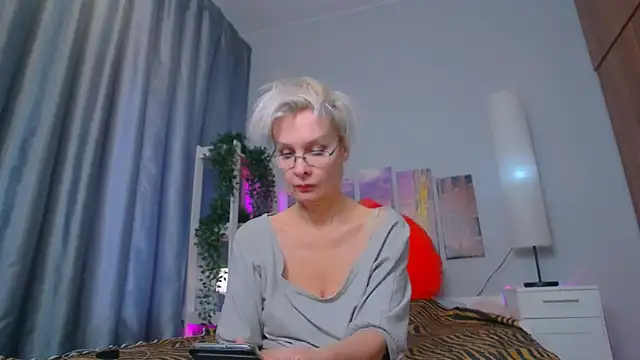 Snapshot of HelgaHimmell chatting on 02.15.25 HelgaHimmell online show from 02.15.25