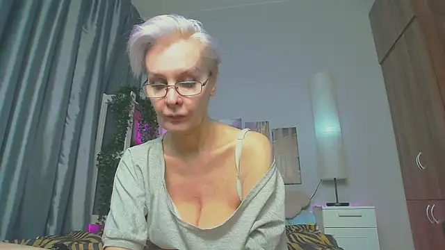Snapshot of HelgaHimmell chatting on 02.28.25 HelgaHimmell online show from 02.28.25