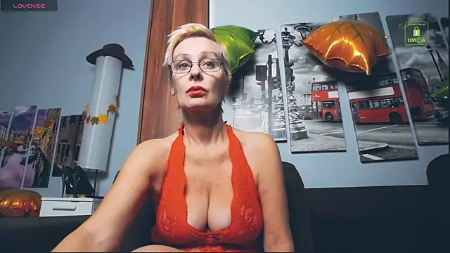 Snapshot of HelgaHimmell chatting on 11.28.25 HelgaHimmell online show from 11.28.25