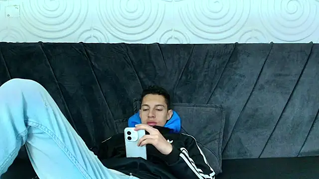 Snapshot of thiago19s chatting on 12.17.24 thiago19s online show from 12.17.24