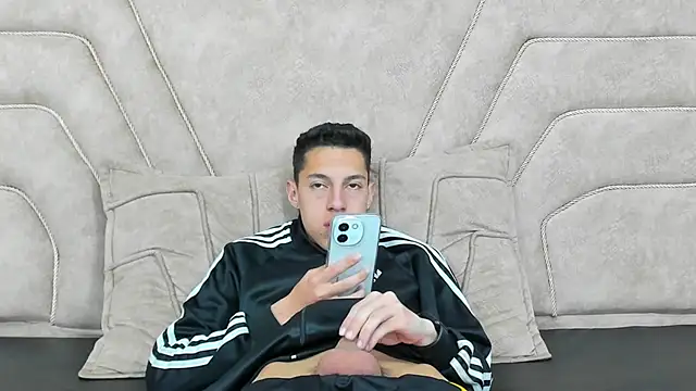 Snapshot of thiago19s chatting on 12.21.24 thiago19s online show from 12.21.24