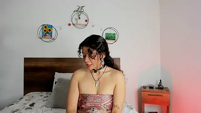 Snapshot of YenniferCurly chatting on 01.10.25 YenniferCurly online show from 01.10.25