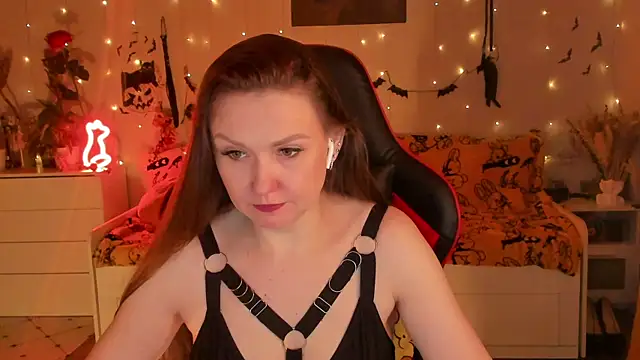 Snapshot of desperatehousewife__ chatting on 11.01.25 desperatehousewife online show from 11.01.25