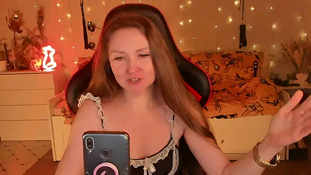 Snapshot of desperatehousewife__ chatting on 11.08.25 desperatehousewife online show from 11.08.25