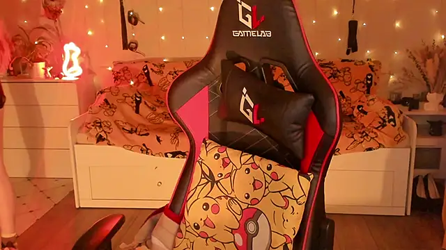 Snapshot of desperatehousewife__ chatting on 11.17.25 desperatehousewife online show from 11.17.25