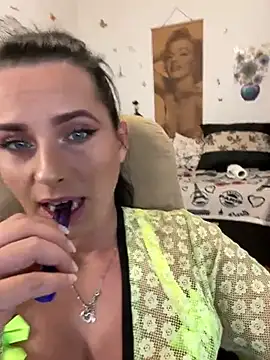 Snapshot of Hotmomcheckk_ chatting on 03.17.25 Hotmomcheckk online show from 03.17.25