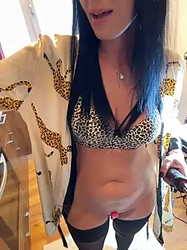 Snapshot of Hotmomcheckk_ chatting on 11.04.25 Hotmomcheckk online show from 11.04.25