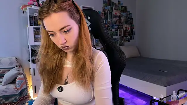 LinaWitch online show from 10.28.25