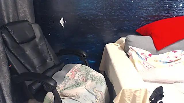 Snapshot of LadyAverrySquirt11 chatting on 02.13.25 LadyAverrySquirt11 online show from 02.13.25