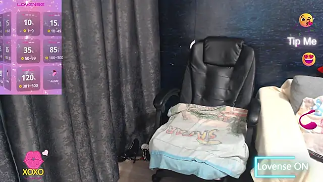 Snapshot of LadyAverrySquirt11 chatting on 02.14.25 LadyAverrySquirt11 online show from 02.14.25
