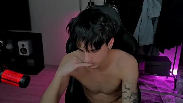 Snapshot of MarkBrowniii chatting on 02.05.25 MarkBrowniii online show from 02.05.25