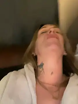 Snapshot of blondebitch2 chatting on 01.11.25 blondebitch2 online show from 01.11.25