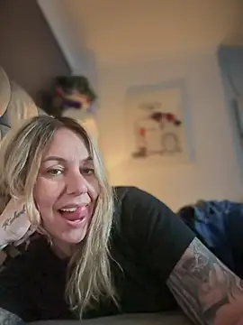 Snapshot of blondebitch2 chatting on 03.03.25 blondebitch2 online show from 03.03.25