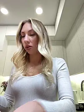 LuisaBecker online show from 12.15.25