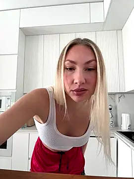 LuisaBecker online show from 12.20.25