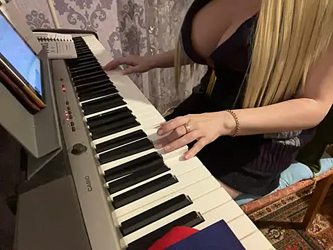 Snapshot of mila_von_tease chatting on 12.10.24 mila von tease online show from 12.10.24