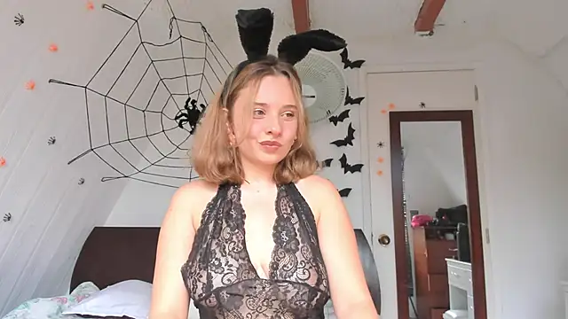 Sophy Bunny online show from 10.18.25