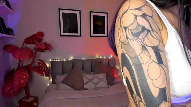 Snapshot of Violetta_Nur chatting on 02.12.26 Violetta Nur online show from 02.12.26