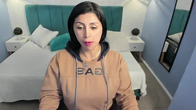 tiffani  love online show from 02.24.25