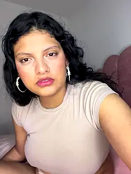 Snapshot of tati__22 chatting on 11.26.25 tati 22 online show from 11.26.25