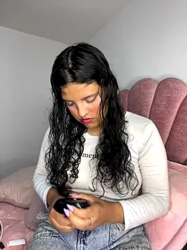 Snapshot of tati__22 chatting on 11.27.25 tati 22 online show from 11.27.25