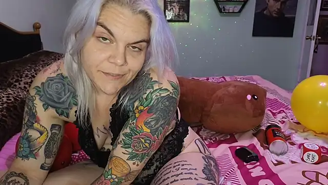 Snapshot of CherryBombBomb chatting on 12.07.24 CherryBombBomb online show from 12.07.24